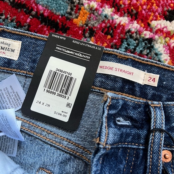 Levi’s Wedgie Straight Leg Jeans in Carry Kerry - Medium Wash. Size 24 x 28. - Picture 2 of 5